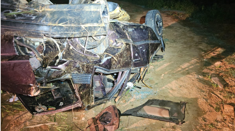 Carro sai da pista e cai em abismo durante ultrapassagem em São João Nepomuceno