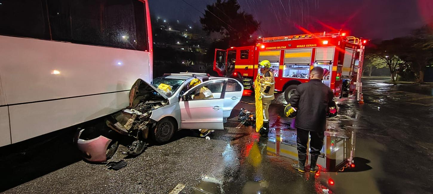 Carro bate na traseira de ônibus e deixa três feridos em Juiz de Fora