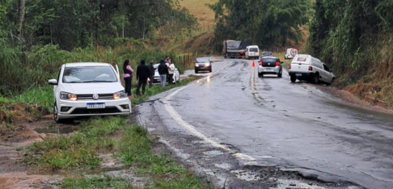 Colisão frontal entre dois carros deixa apenas danos materiais em Coronel Pacheco