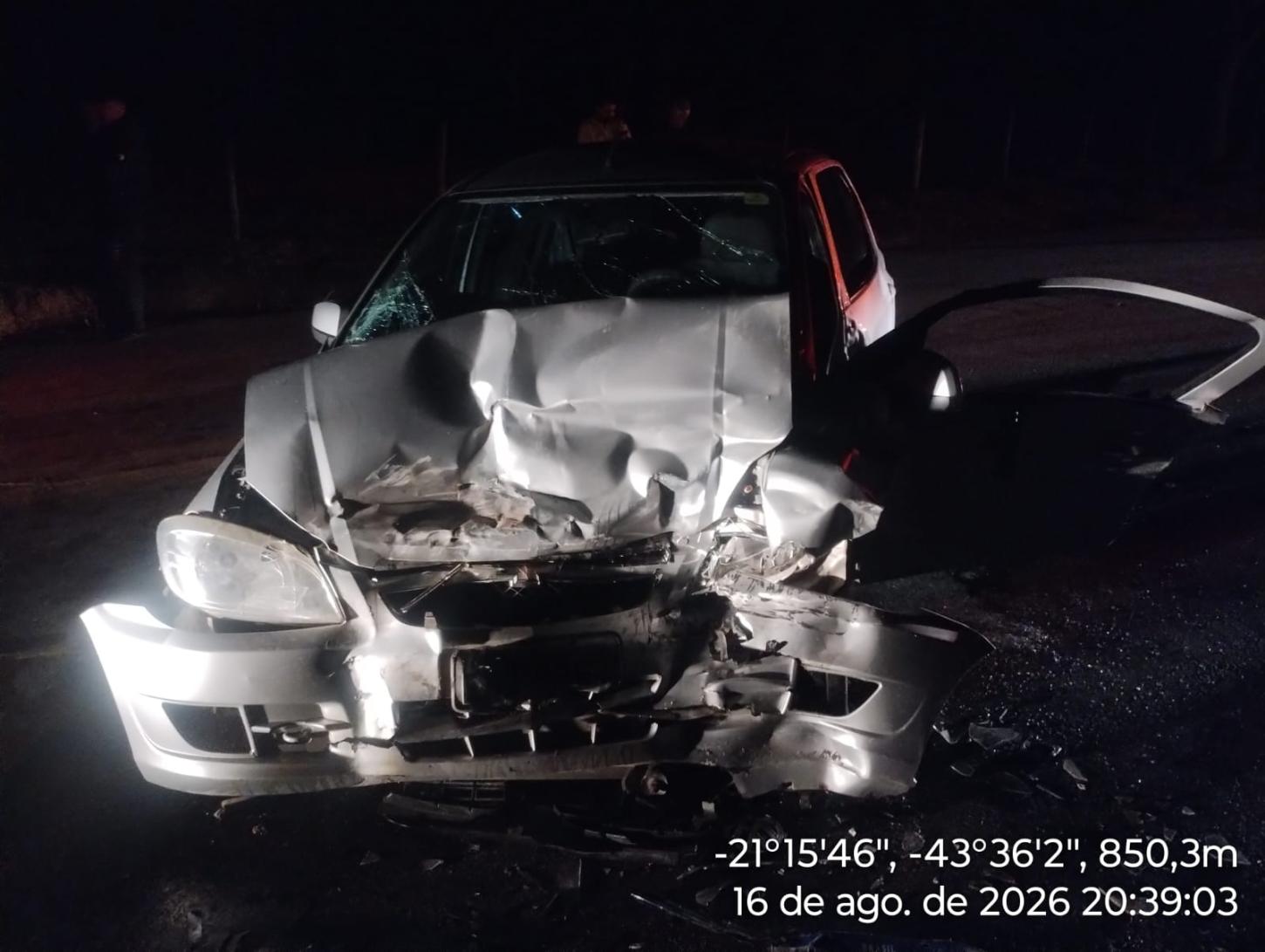 Colisão frontal entre dois carros deixa dois mortos e três feridos na MG-448, em Santa Bárbara do Tugúrio