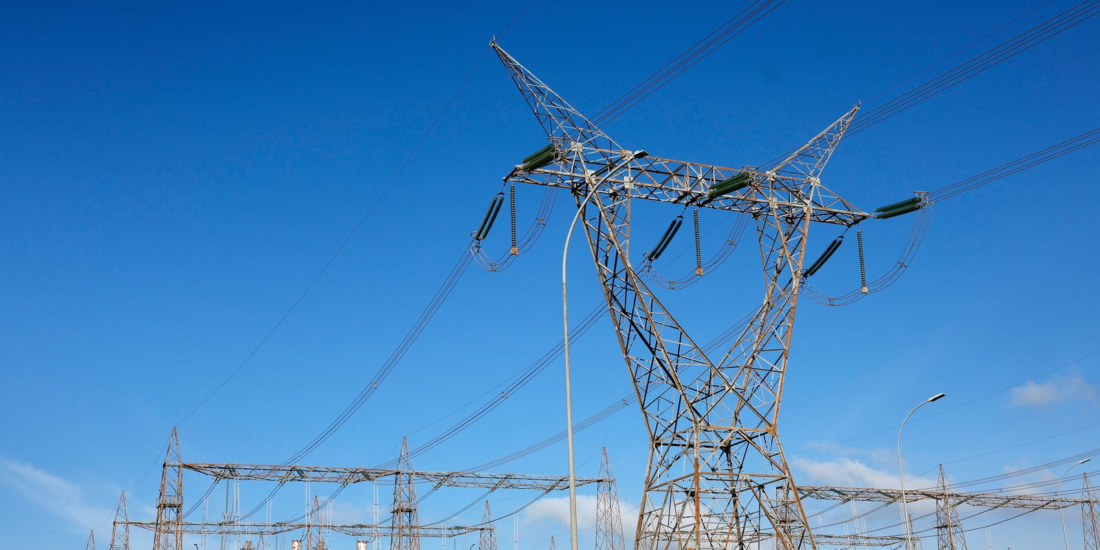 Governo regulamenta mercado livre de energia para residências e empresas