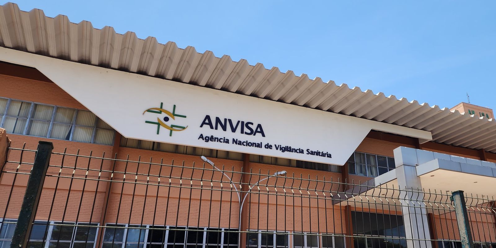 Anvisa proíbe fabricação e comercialização de cosméticos sem registro