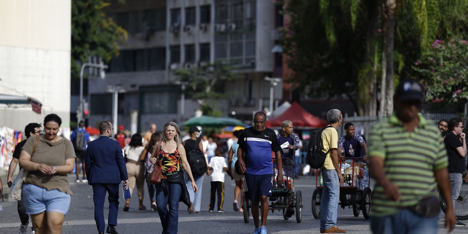 Crescimento populacional no Brasil desacelera para 0,37% em 2026, aponta IBGE