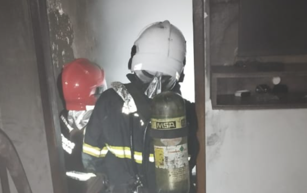 Curto-circuito provoca incêndio e destrói quarto de residência em Juiz de Fora