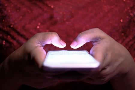 Cyberbullying raramente ocorre de forma isolada e funciona como extensão da violência escolar