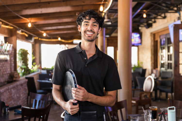 Dia do Garçom celebra profissionais essenciais para a experiência em bares e restaurantes  