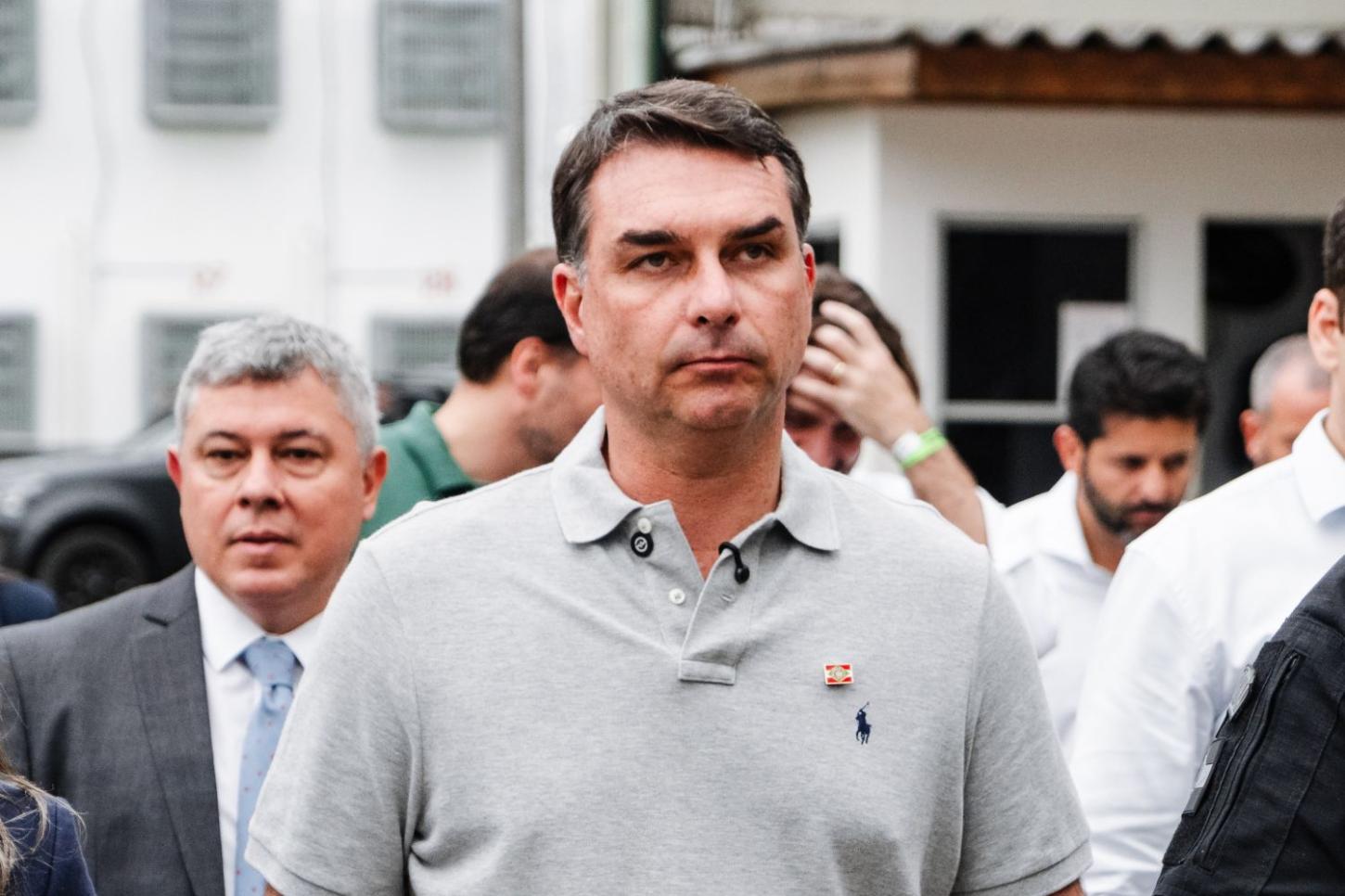 Flávio Bolsonaro cancela agenda em Juiz de Fora após mau tempo e segue para Belo Horizonte