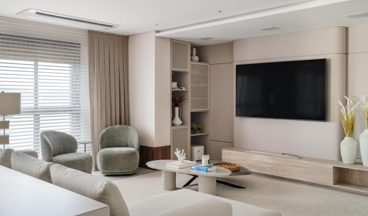 Formas curvas e quartzito verde definem apartamento de 210 m² no litoral catarinense