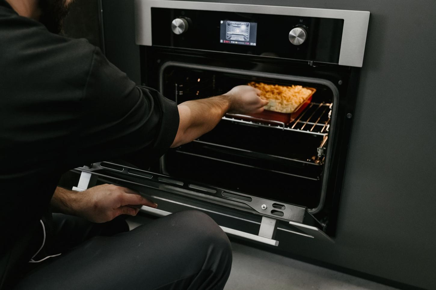 Forno assando de forma desuniforme: causas e como resolver