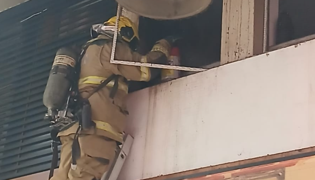 Fritadeira elétrica pega fogo e provoca incêndio em restaurante fechado