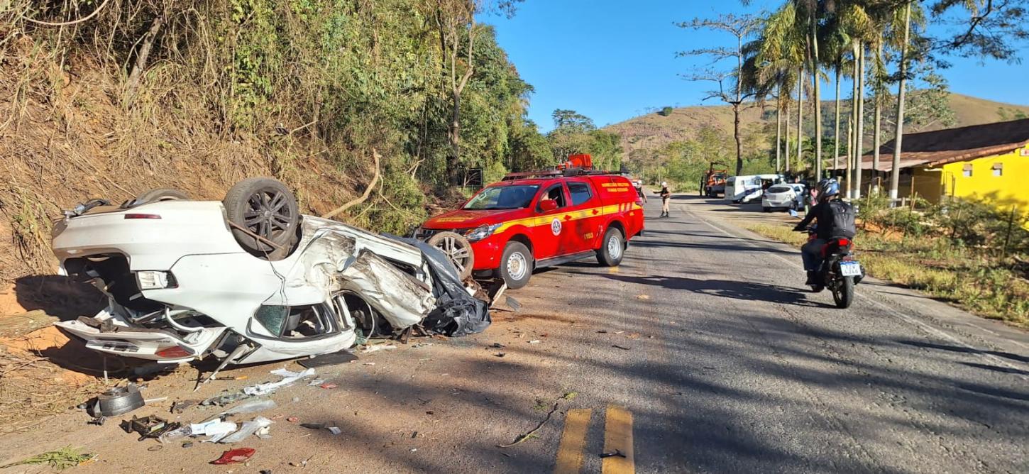 Homem fica preso em carro após capotamento na MG-353, em Piau
