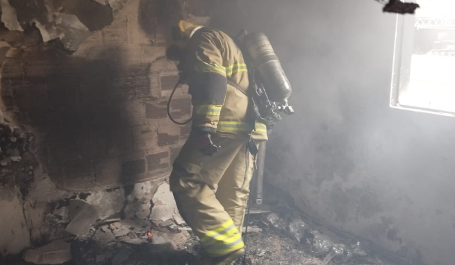 Incêndio atinge quarto de apartamento e deixa casal ferido no bairro Cidade do Sol, em Juiz de Fora