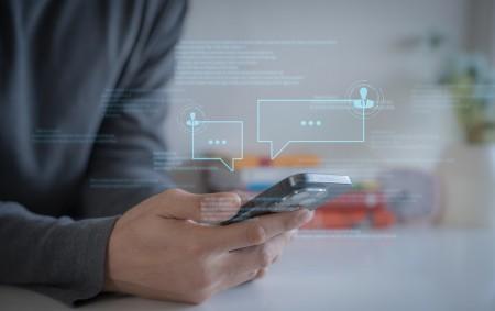 Inteligência artificial atua como ‘camaleão ideológico’ e pode aprofundar polarização política, aponta estudo