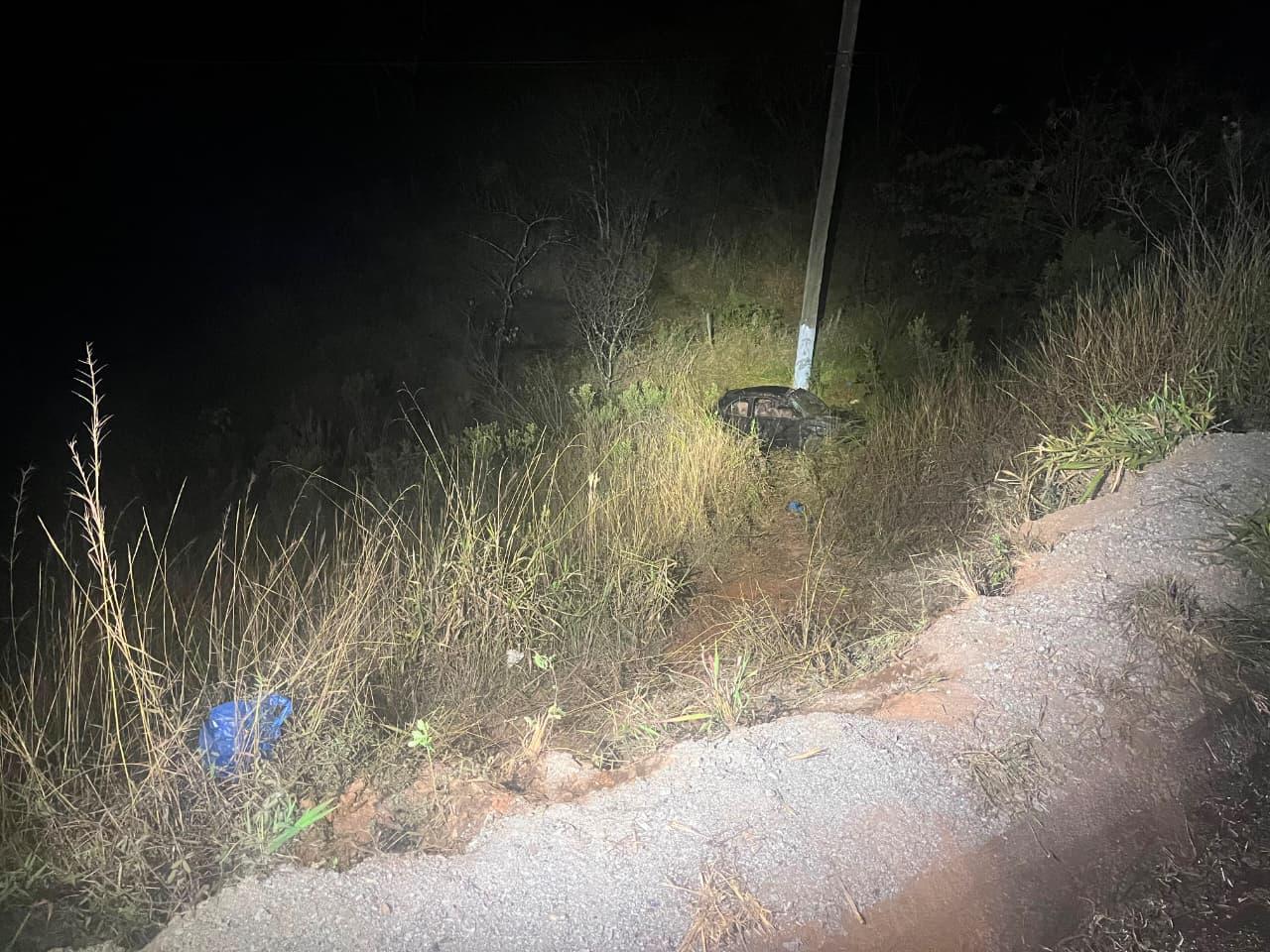 Jovem de 25 anos morre após carro cair em ribanceira na MG-155, em São Brás do Suaçuí