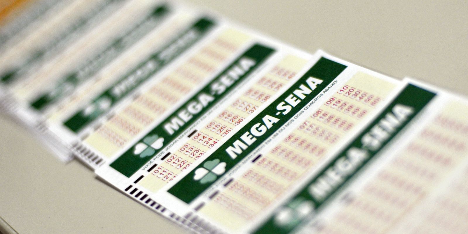Prêmio da Mega-Sena acumula e vai a R$ 100 milhões neste domingo