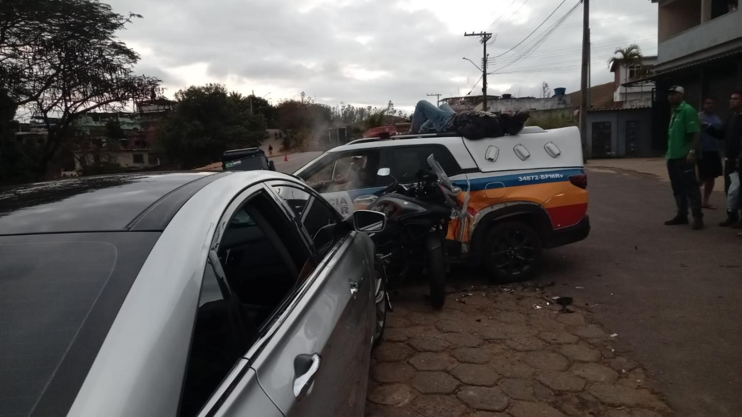 Motorista é preso por embriaguez após bater em motociclista e viatura da PM na BR-356, em Muriaé