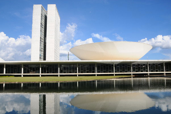 Governo lança R$ 18,5 bi em crédito para exportadores após tarifaço dos EUA