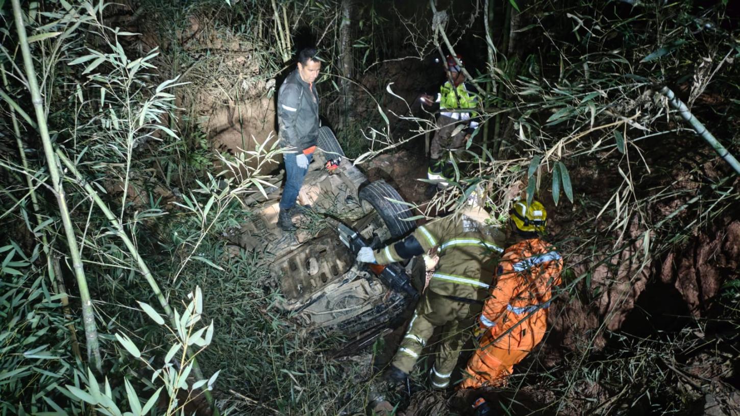 Mulher morre e quatro pessoas ficam feridas em grave batida na MG-126