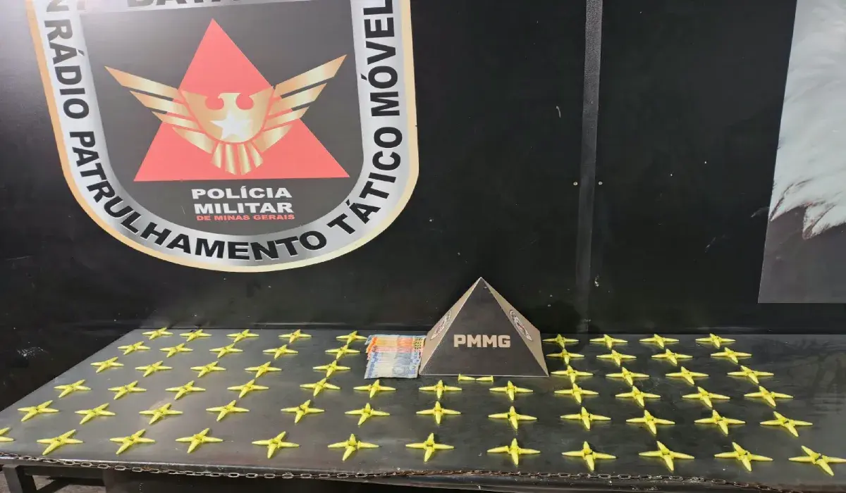 PM apreende adolescente com 254 pinos de cocaína e prende homem com drogas em Juiz de Fora