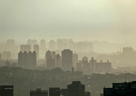 Poluição do ar altera tecidos bucais e agrava periodontite