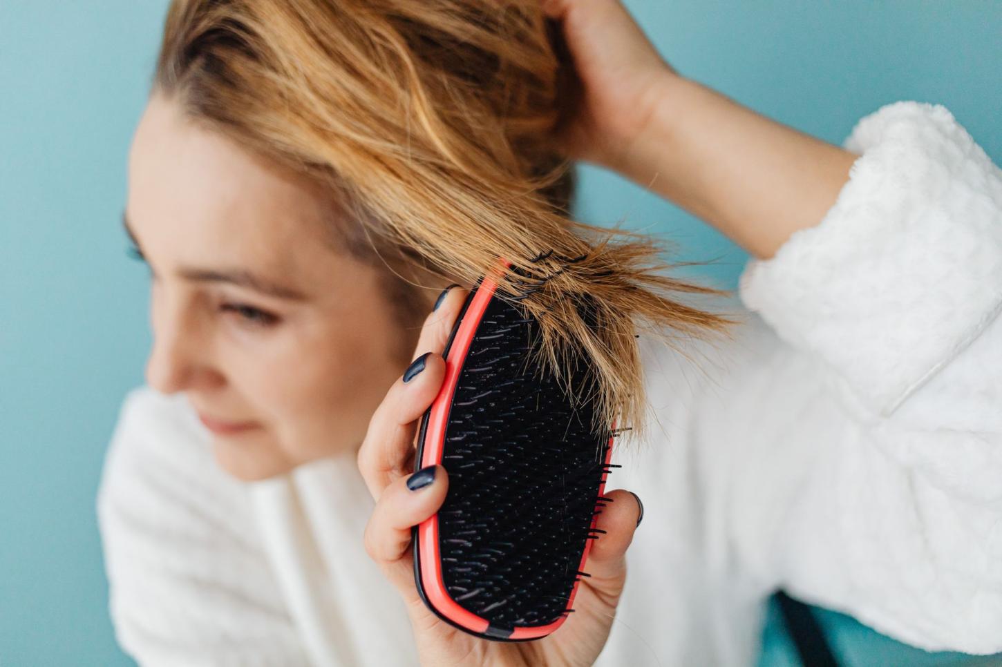 Queda de cabelo de padrão atinge cerca de 50% dos homens e das mulheres depois da puberdade