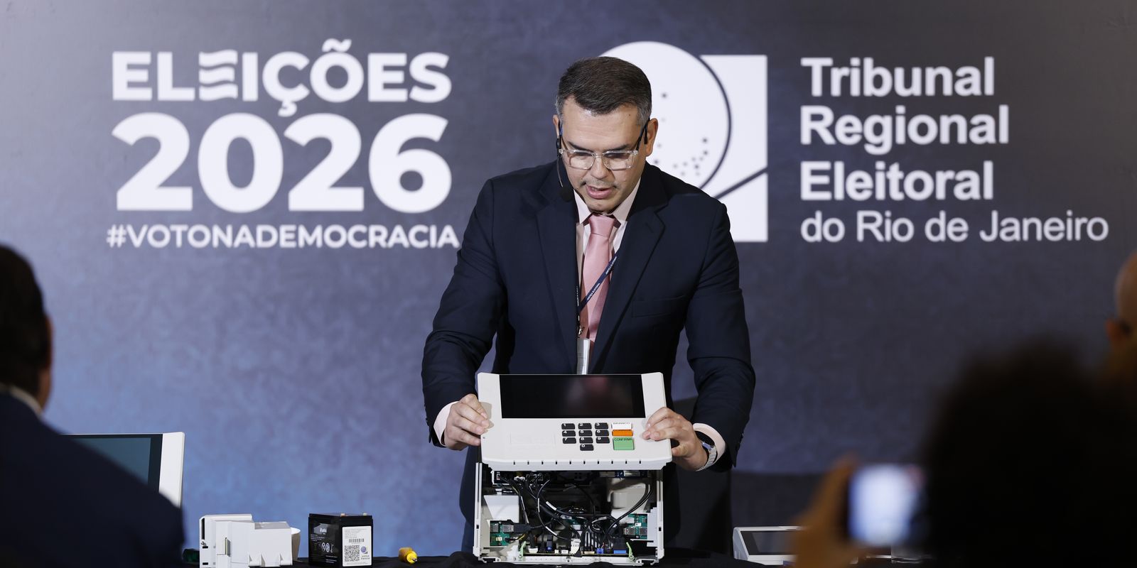 TRE-RJ exibe estrutura interna da urna eletrônica e reforça segurança do voto