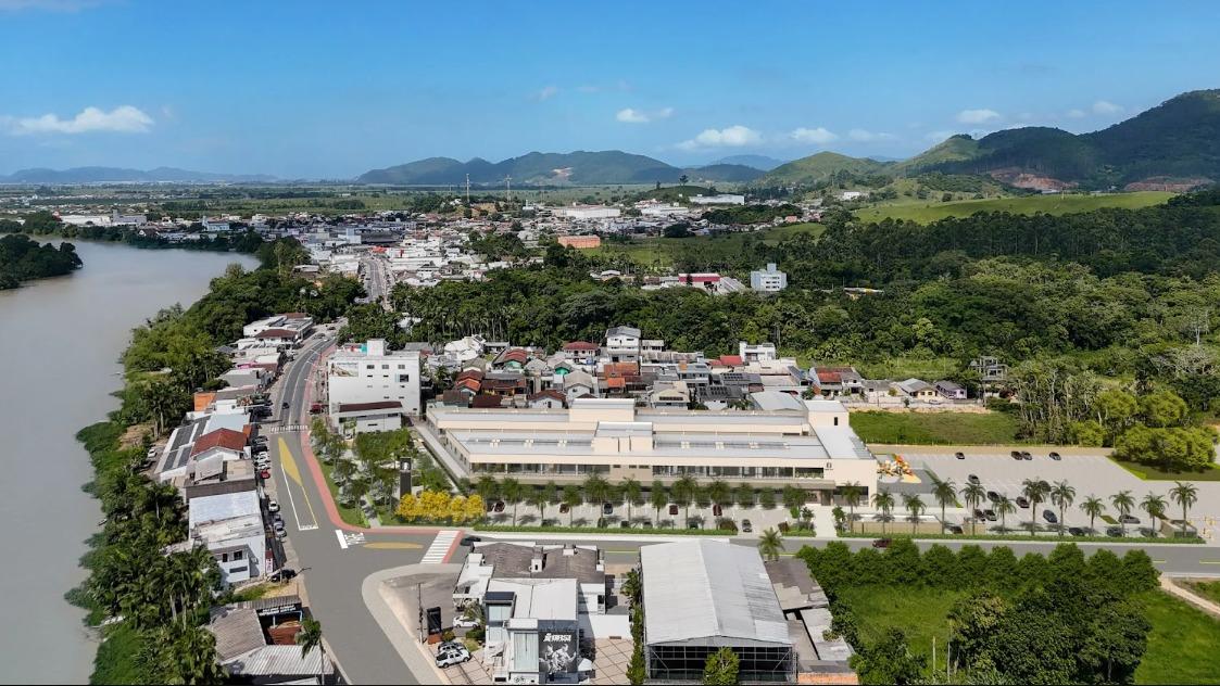 90% dos brasileiros mudam hábitos de compra para economizar, revela estudo