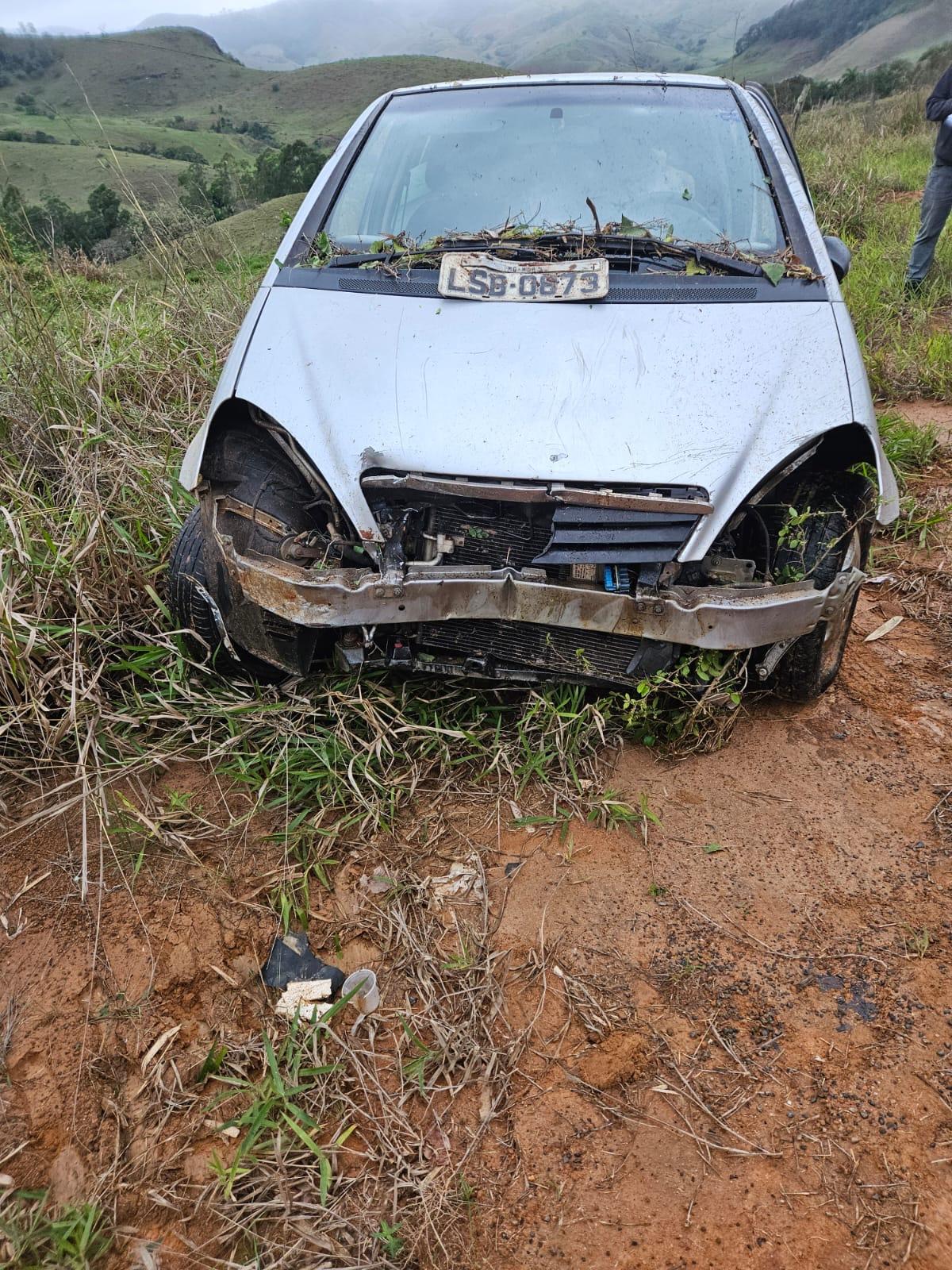 Acidente na mg-126 em são joão nepomuceno deixa motorista ferido após queda em ribanceira