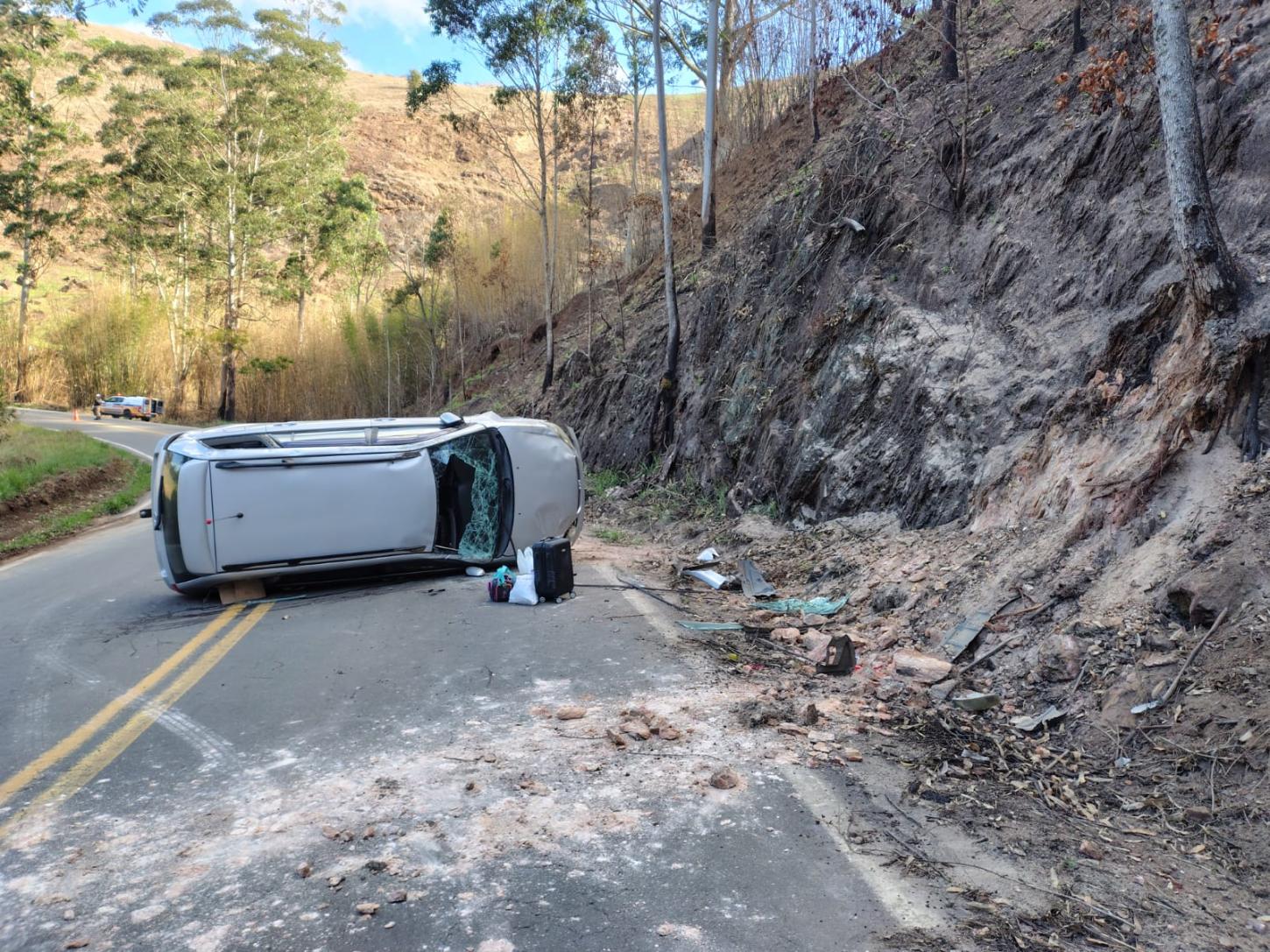 Acidente na MG-353 deixa duas feridas após falha mecânica em curva