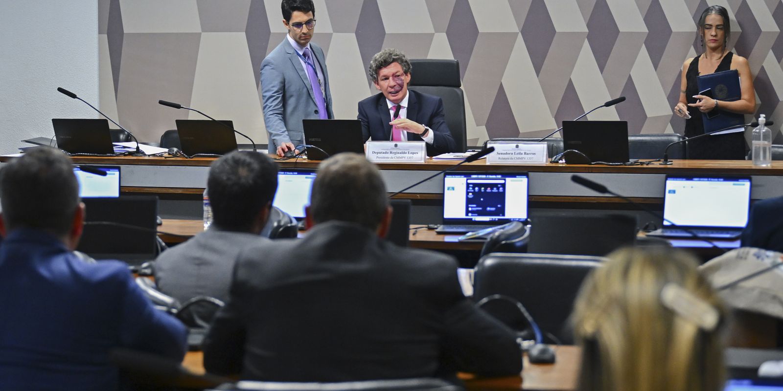 Comissão adia votação da MP sobre a taxa das blusinhas no Congresso