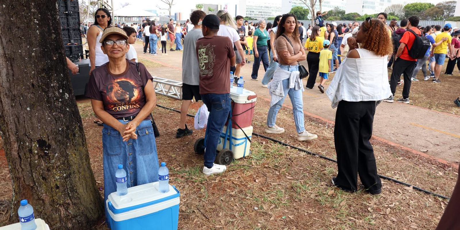 Vendedores ambulantes buscam sustento extra no desfile de 7 de Setembro