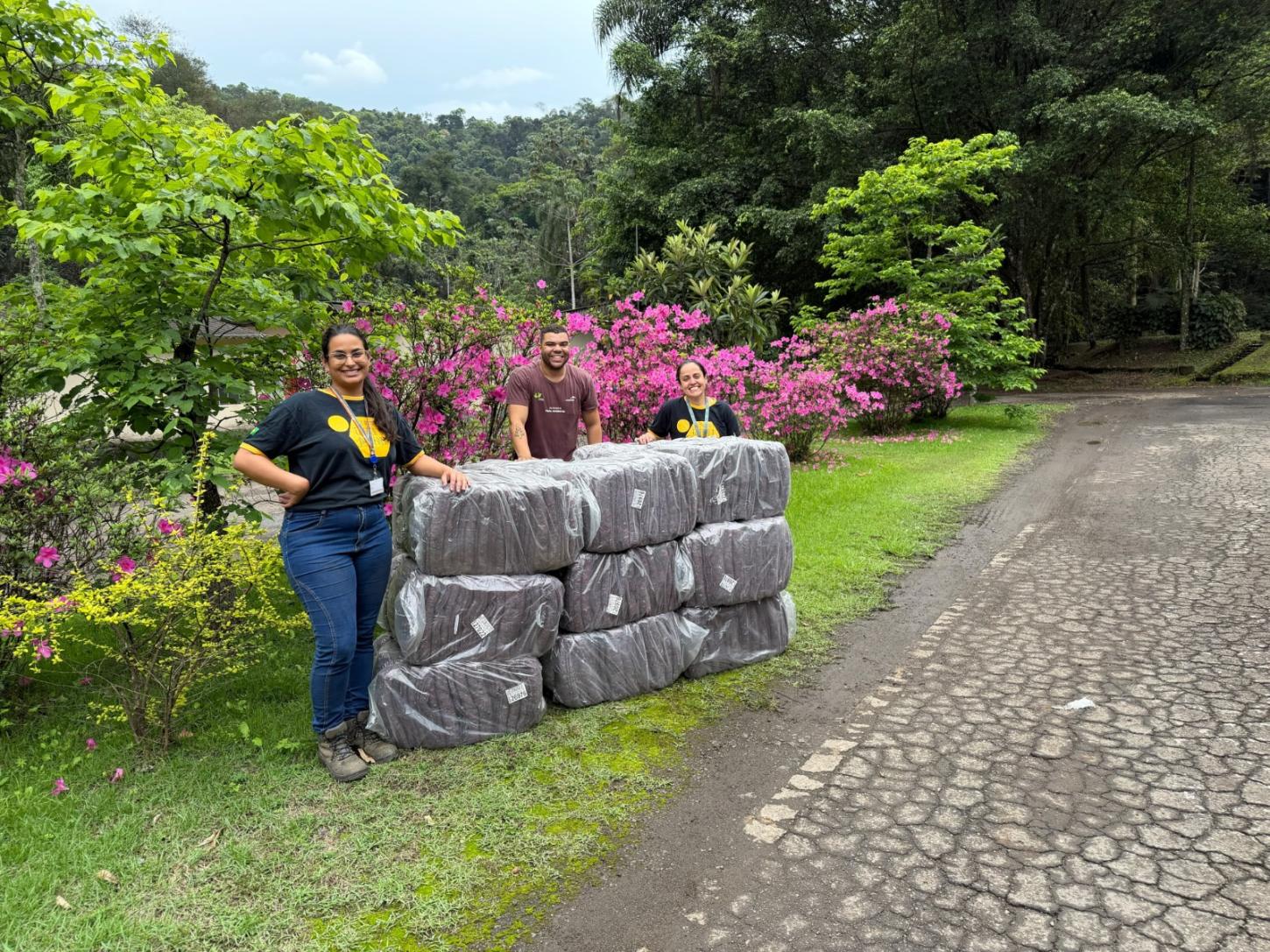 ArcelorMittal transforma uniformes fora de uso em 200 cobertores para doação em Juiz de Fora