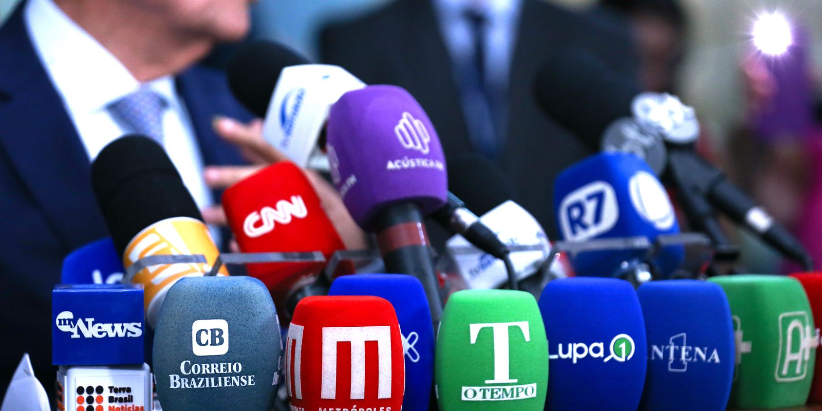 Saúde mental de jornalistas é ameaçada por assédio e sobrecarga no trabalho