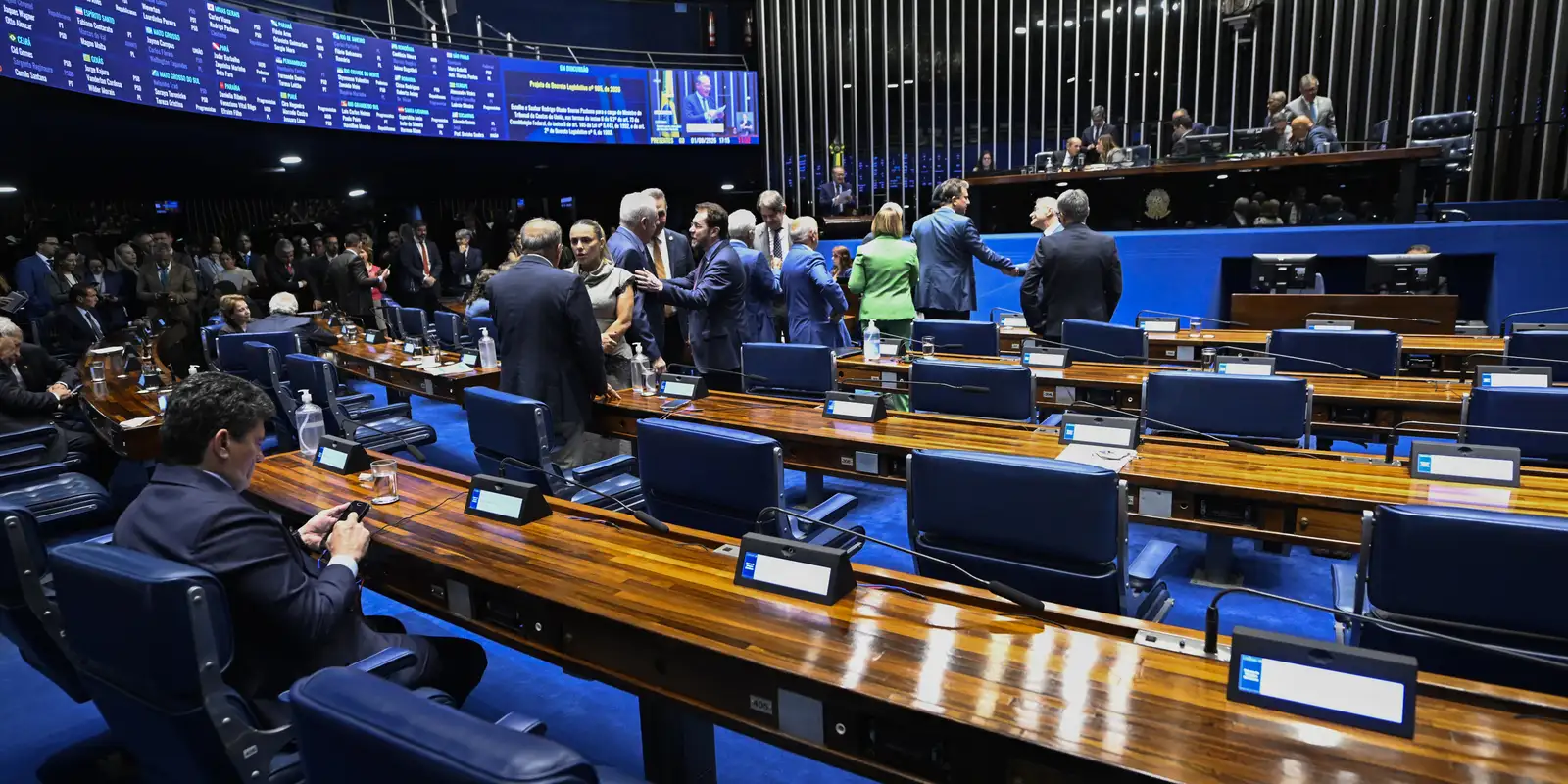 Senador Omar Aziz articula rito especial para votar a PEC da escala 6x1