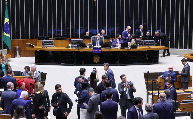 Câmara adia para quinta-feira votação sobre o fim da taxa das blusinhas