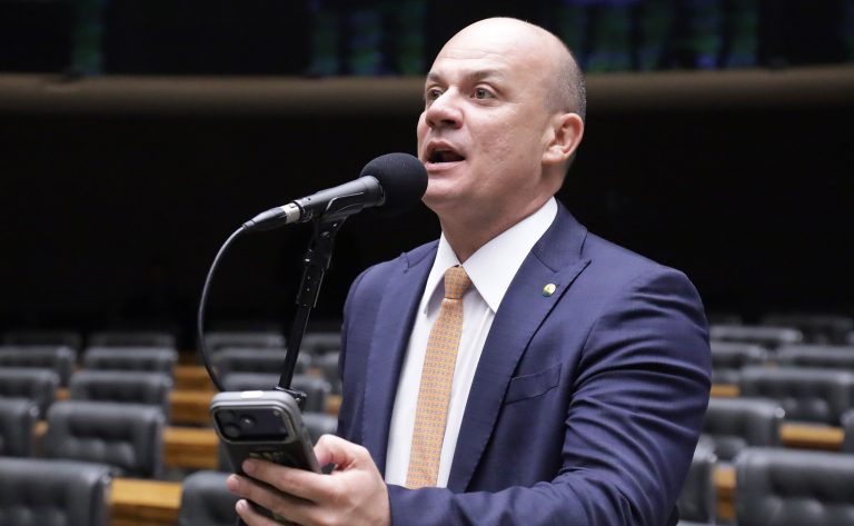 Câmara altera regras de aposentadoria para policiais e bombeiros
