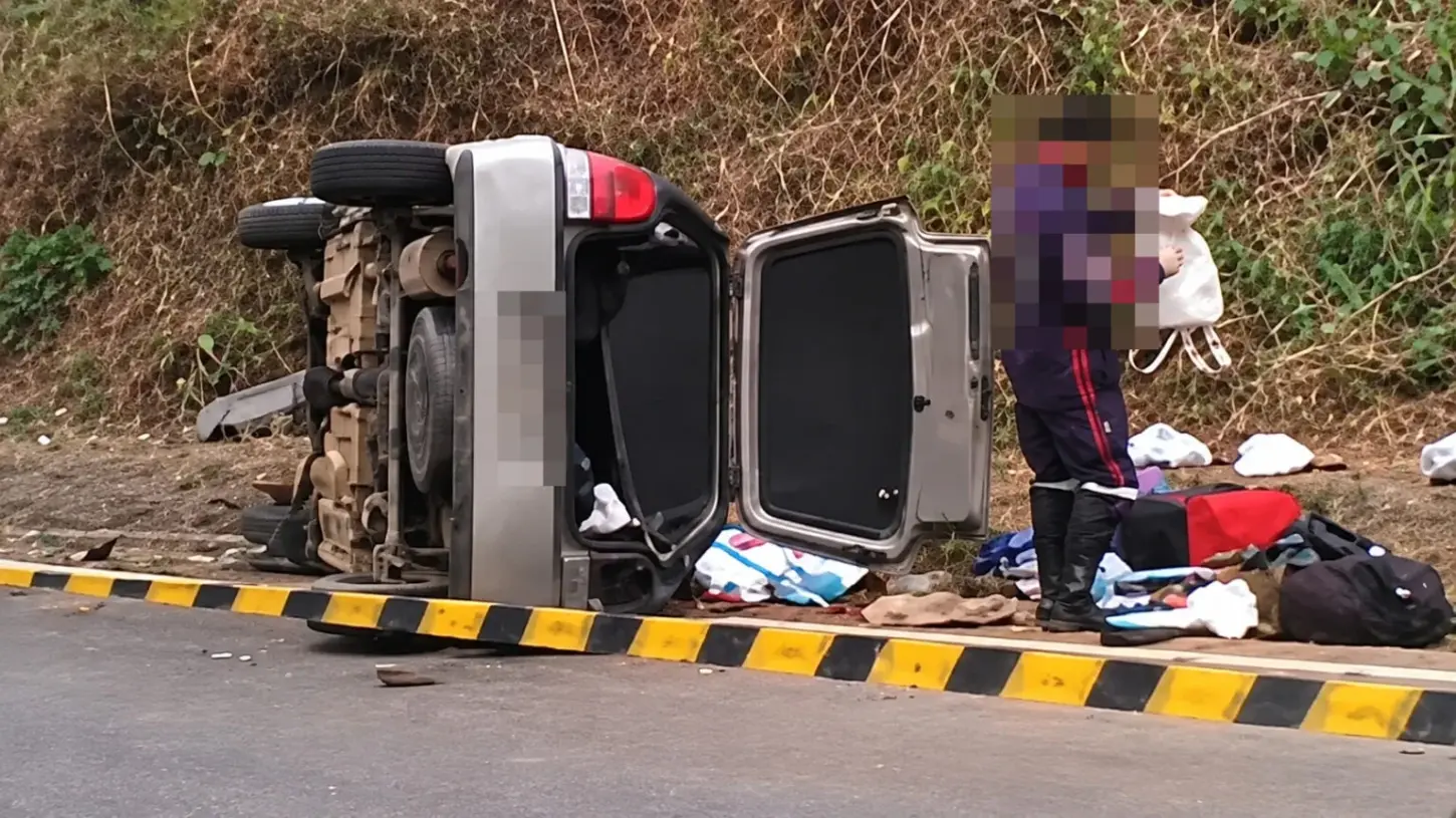 Carreta tomba e sai da pista na BR-267, em Bicas