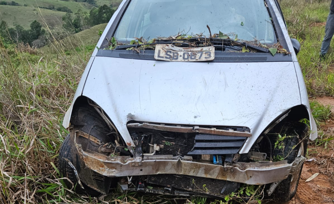 Carro sai da pista e cai em ribanceira durante ultrapassagem na MG-126