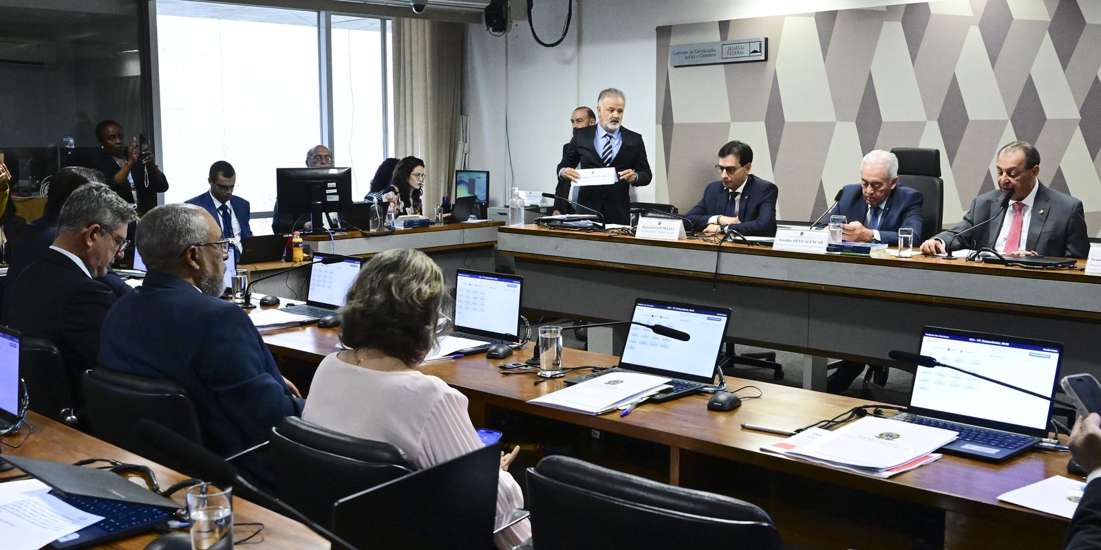 CCJ do Senado aprova PEC pelo fim da jornada 6x1 de trabalho