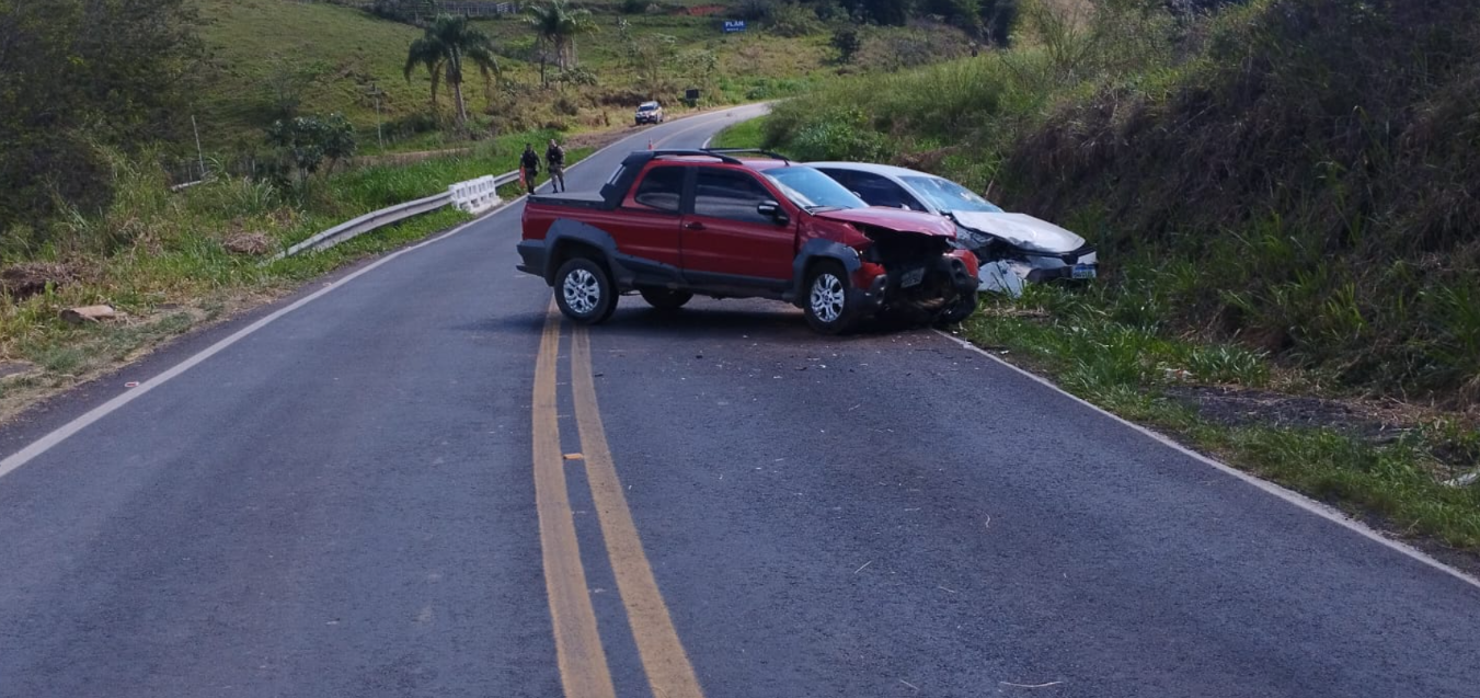 Colisão frontal entre Strada e Corolla deixa motorista ferido na BR-267, em Maripá de Minas