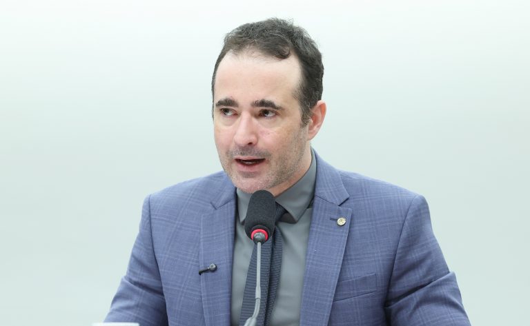 Comissão aprova Auxílio Mãe Atípica de R$ 600 para responsáveis por crianças com deficiência