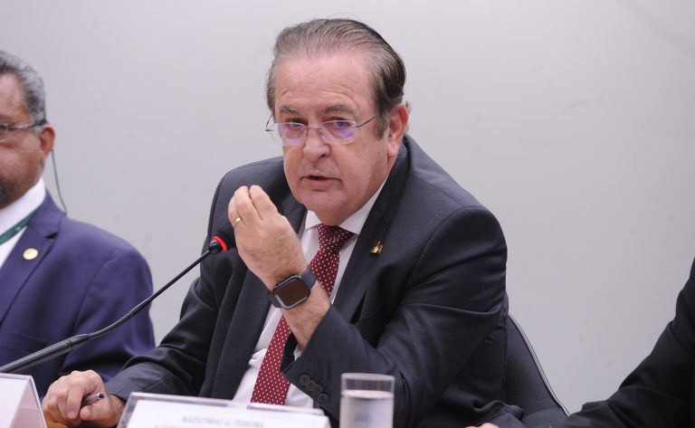 CCJ aprova proposta que prorroga contrato de estágio após a formatura