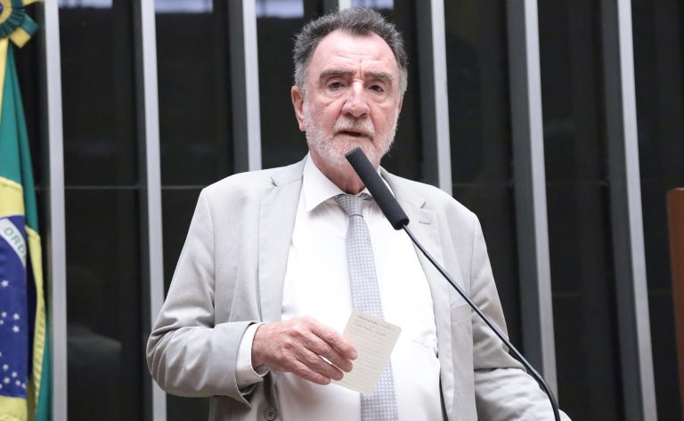CCJ aprova projeto que incentiva a visitação de órfãos a idosos em asilos