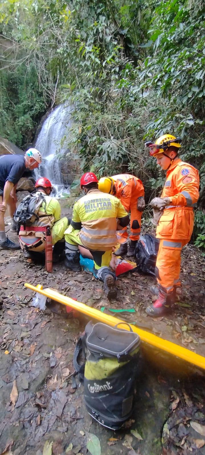 Corpo de Bombeiros resgata mulher após queda de 10 metros durante rapel em Juiz de Fora