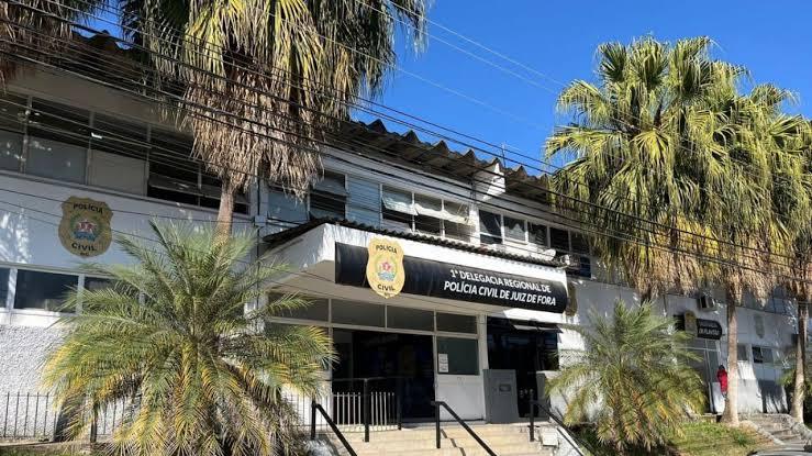 Denúncias apontam espera de até 48 horas e condições precárias para presos em delegacia de Juiz de Fora