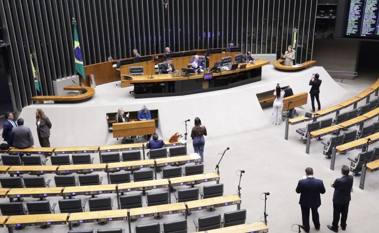 Plenário da câmara dos deputados inicia votações e aprova urgência para projetos