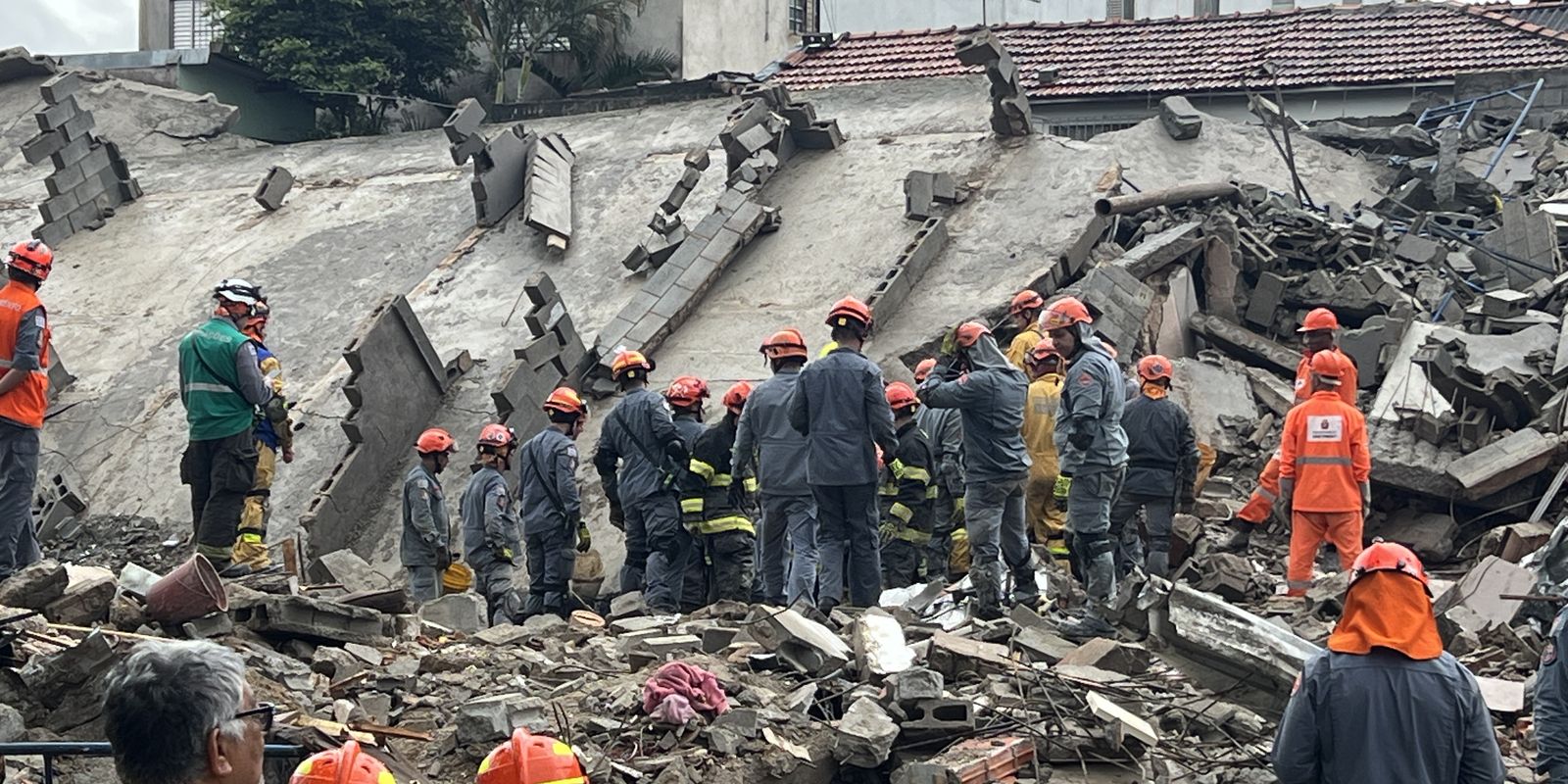 Duas pessoas morrem em desabamento em São Paulo na Penha