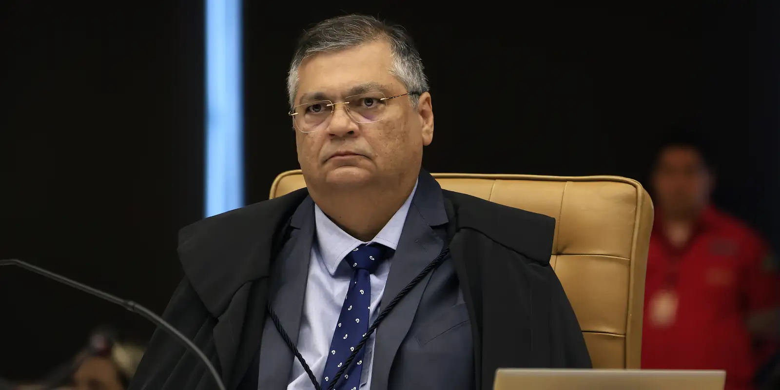 Dino pede esclarecimentos sobre ligação do Banco Master com instituto de Mendonça