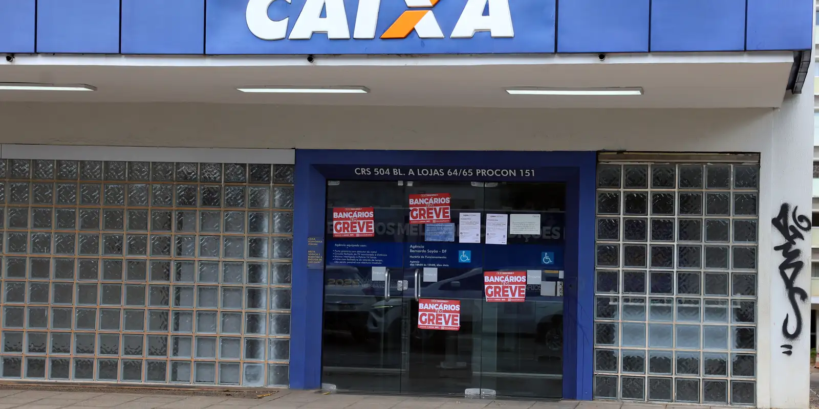 Funcionários rejeitam proposta e mantêm greve na Caixa em todo o país