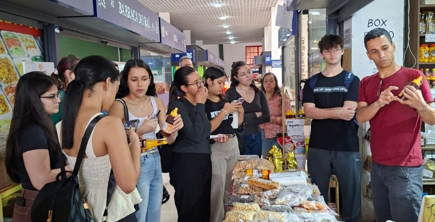 Estudantes de Nutrição da UFJF iniciam projeto prático sobre segurança alimentar no Mercado Municipal